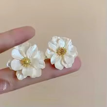 White Acrylic Flower Women's Stud Earrings