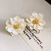 White Acrylic Flower Women's Stud Earrings