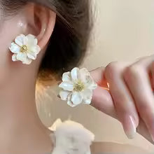 White Acrylic Flower Women's Stud Earrings